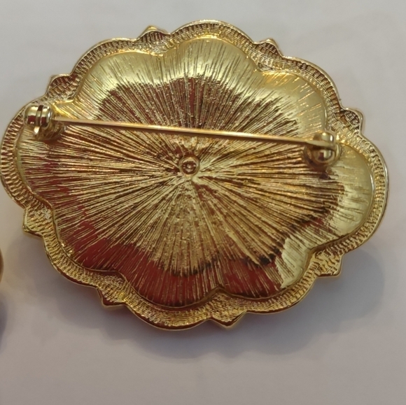 Vintage women's clip on earrings and brooch set REASONABLE OFFERS ACCEPTED - Picture 7 of 7